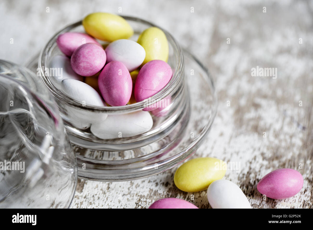 Ciotola con rosa chiaro, giallo e bianco dolce candy bomboni Foto Stock