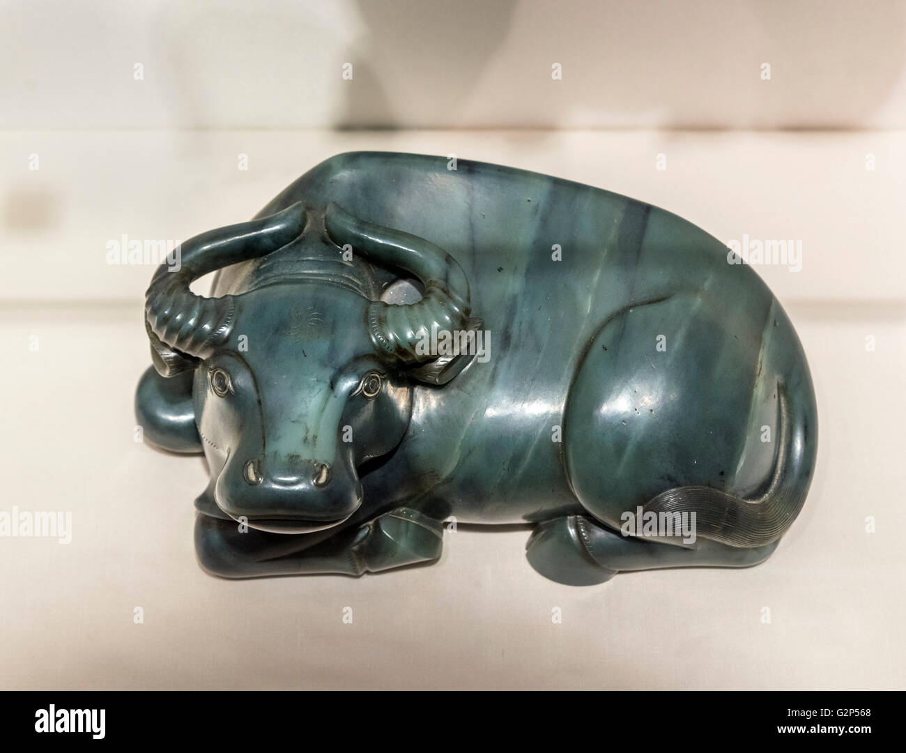 Scolpiti jade buffalo dal periodo dell'Imperatore Qianlong in la dinastia Qing, visualizzato nel British Museum, Bloomsbury, London, England, Regno Unito Foto Stock