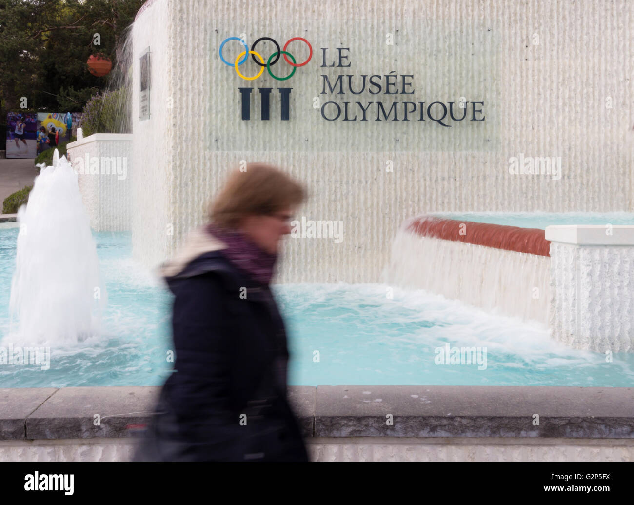 Fontana d'ingresso al Parco Olimpico e il museo Olimpico (francese: musee olympique) a Losanna, Svizzera. Foto Stock