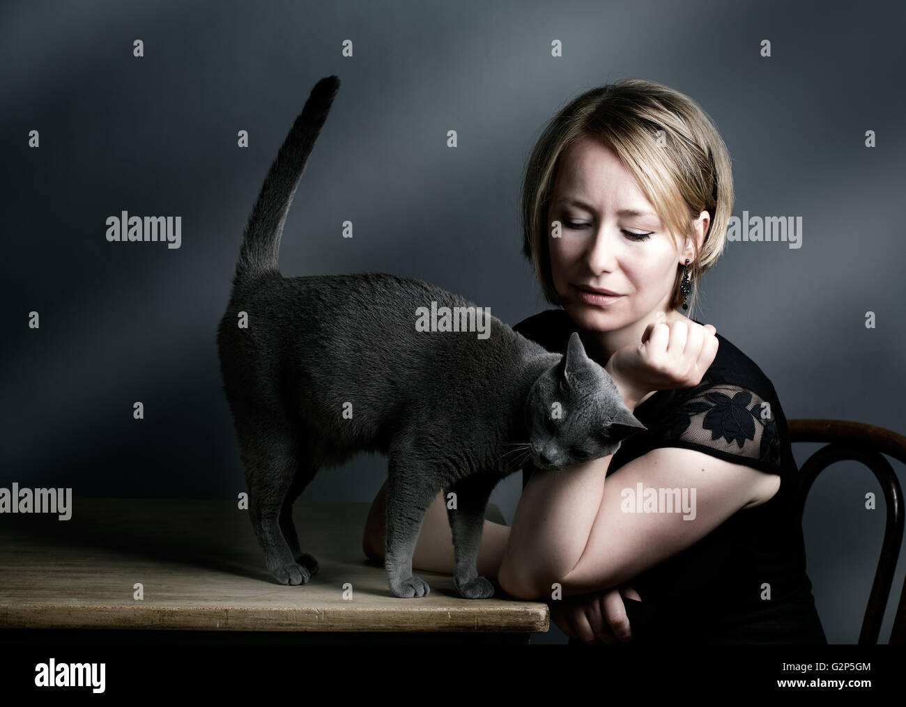 Ritratto di una donna adulta con il suo russo di razza gatto blu Foto Stock
