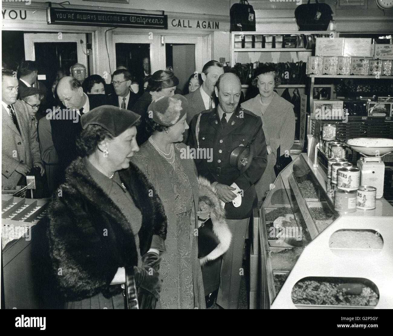 La First Lady Mamie Eisenhower e la Regina Madre Elisabetta esaminare il contatore del dado a Washington DC, drug store. Foto: Abbie Rowe Foto Stock