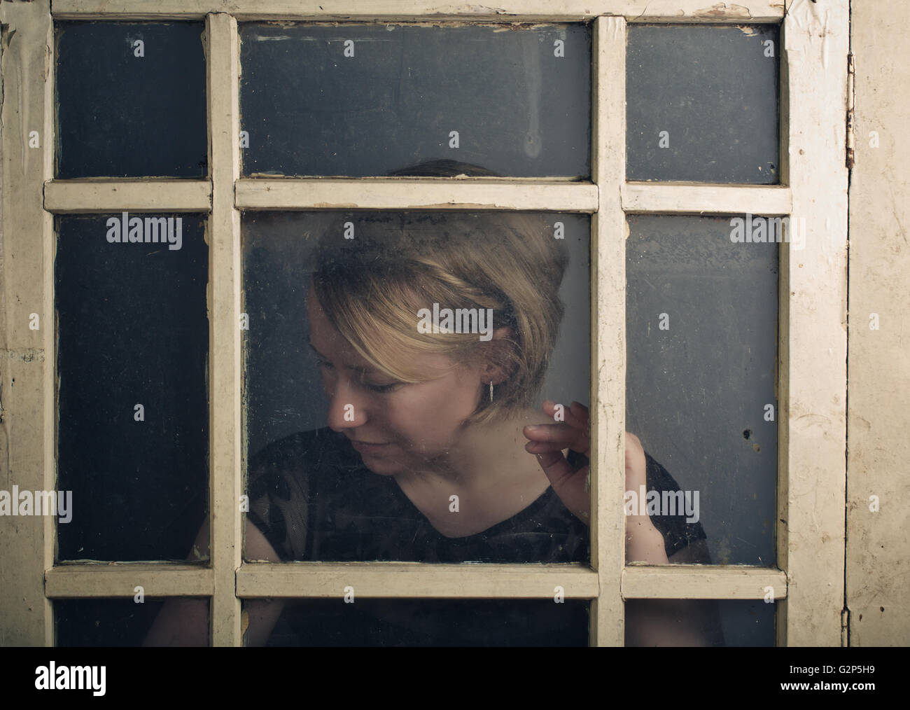 Ritratto di un blone donna adulta con la vecchia finestra rustico Foto Stock