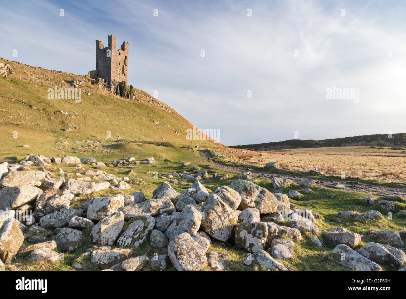Il castello di Dunstanburgh sulla costa nord est di Northumberland, England, Regno Unito Foto Stock