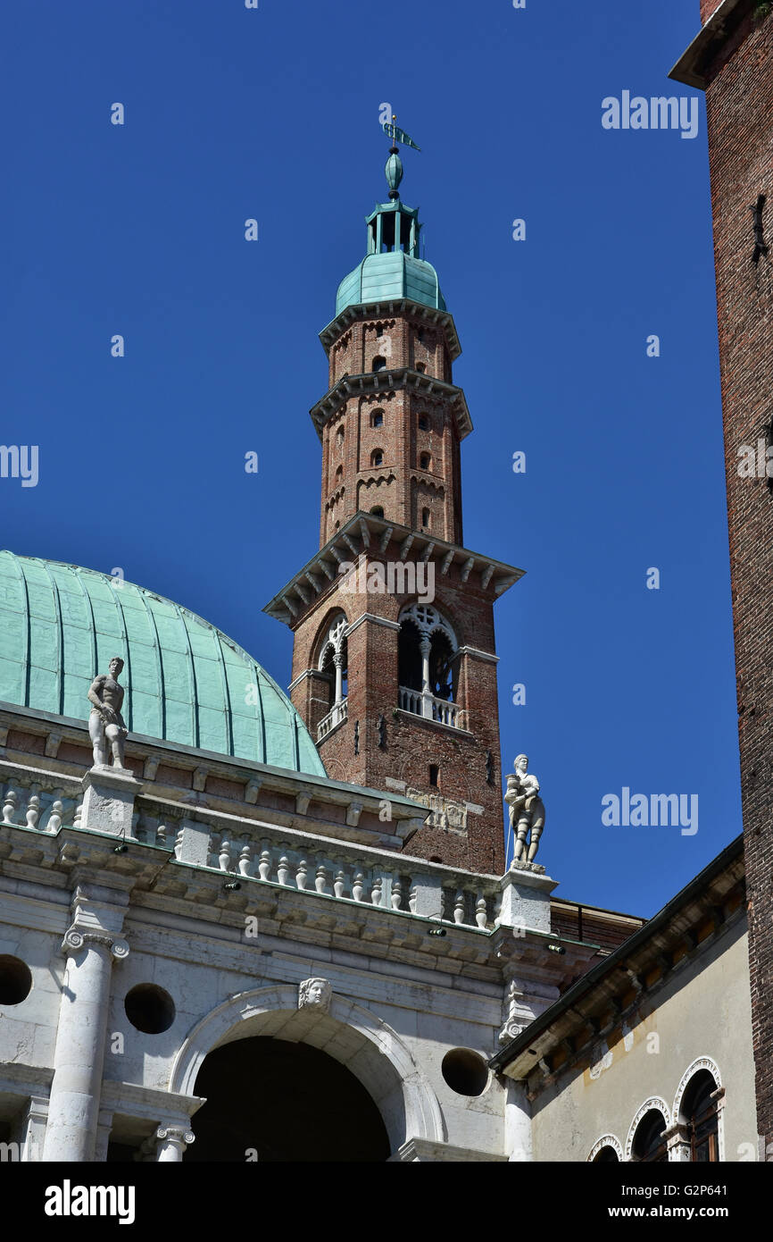 Basilica Palladiana vecchio campanile, il più alto edificio in Vicenza, visto dalla Piazza Piazza delle Erbe Foto Stock