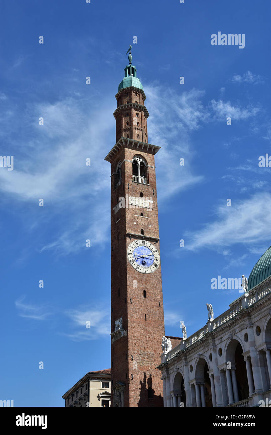 Torre Bissara, Basilica Palladiana vecchio campanile e la torre dell orologio, il più alto edificio della città di Vicenza, con bellissimo cielo Foto Stock