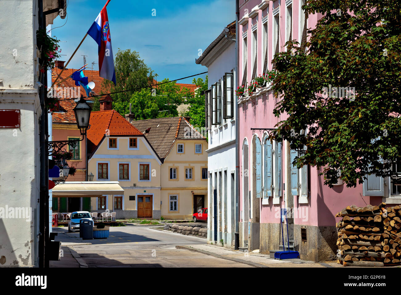 Vecchie strade della città di Karlovac, colorata architettura, Croazia centrale Foto Stock
