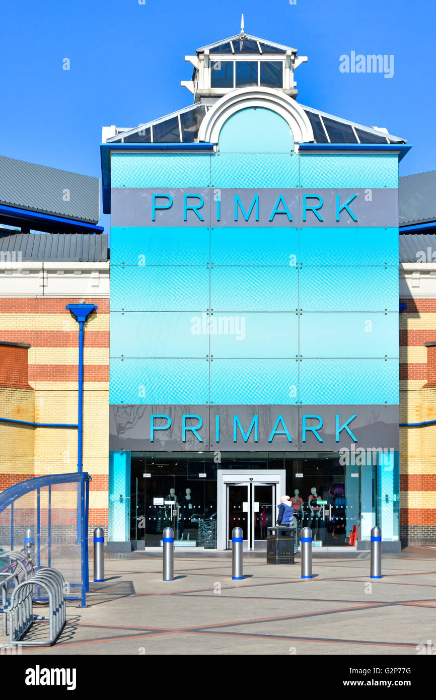 Facciata blu sopra il negozio di abbigliamento Primark, entrata del business store e bollette di sicurezza, centro commerciale Lakeside, Malls West Thurrock Essex Inghilterra Regno Unito Foto Stock