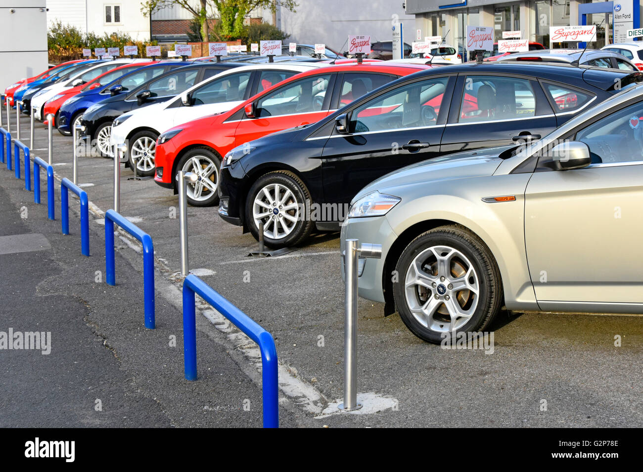 Fila di Automobile usata concessionari di seconda mano Ford automobili per la vendita sul piazzale del garage di fronte Ford concessionaria principale showroom England Regno Unito Foto Stock