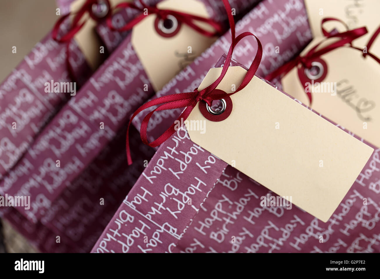 Violetta buste regalo con nome i tag per bambini festa di compleanno Foto  stock - Alamy