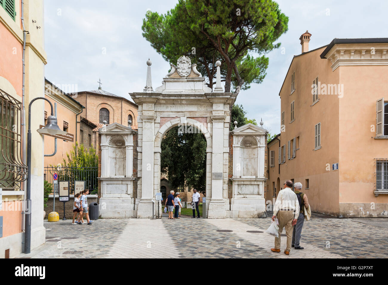 Ravenna,Italia-agosto 21,2015:persone passeggiata di fronte l'entrata del San Vitale Basilica in Ravenna-Italy,durante un giorno nuvoloso Foto Stock