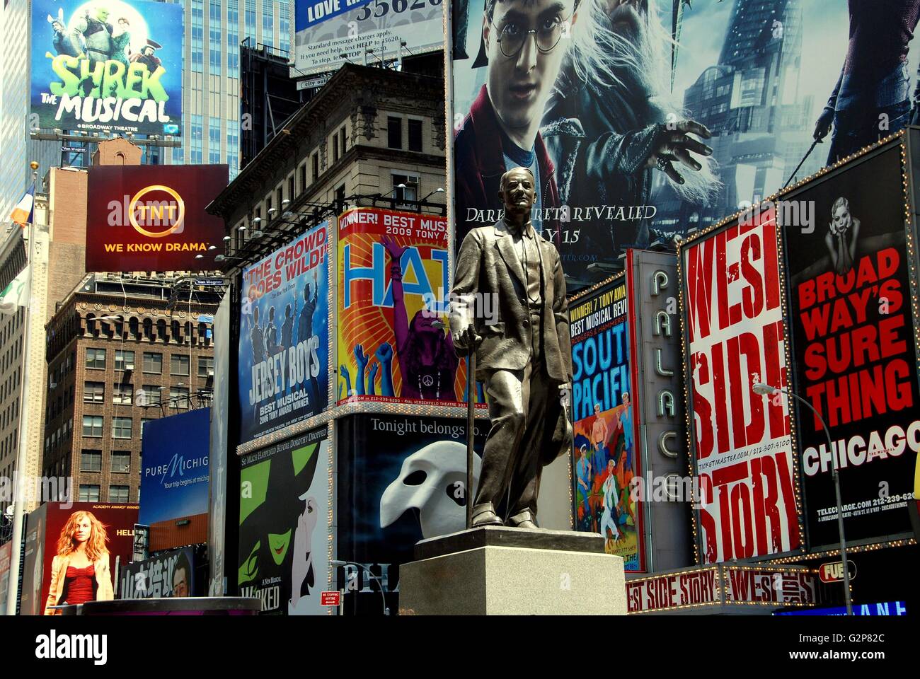 New York City: Statua del famoso showman George M. Cohan ed enormi cartelloni per esterni la promozione di musical di Broadway in Times Square Foto Stock