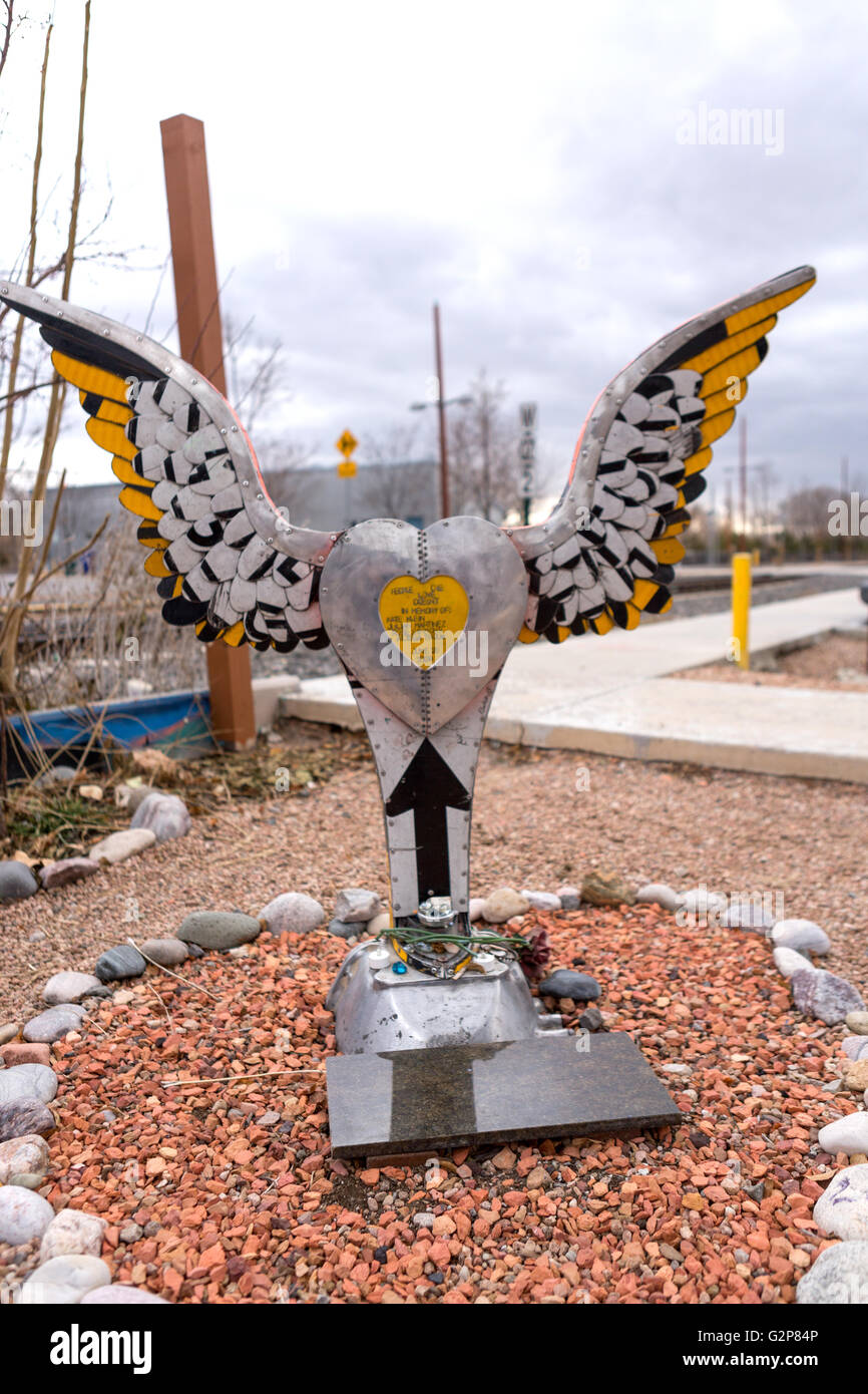 Un memorial sculpture fuori magazzino ventuno community arts spazio nel quartiere Railyard a Santa Fe, New Mexico. Foto Stock