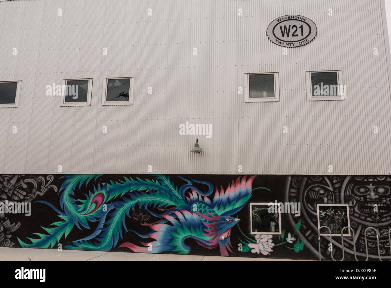 Un murale dipinto lungo la parete del magazzino di ventuno community arts spazio nel quartiere Railyard a Santa Fe, New Mexico. Foto Stock