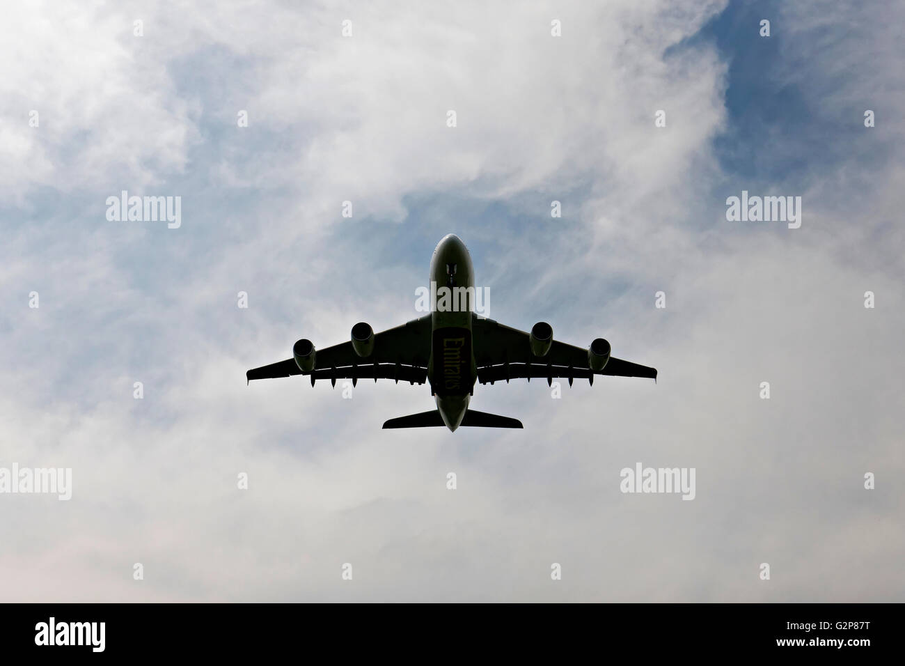 Emirates Airbus A380-800 passeggeri aerei volare basso overhead su sbarco approccio all'Aeroporto Franz Josef Strauss di Monaco di Baviera Foto Stock