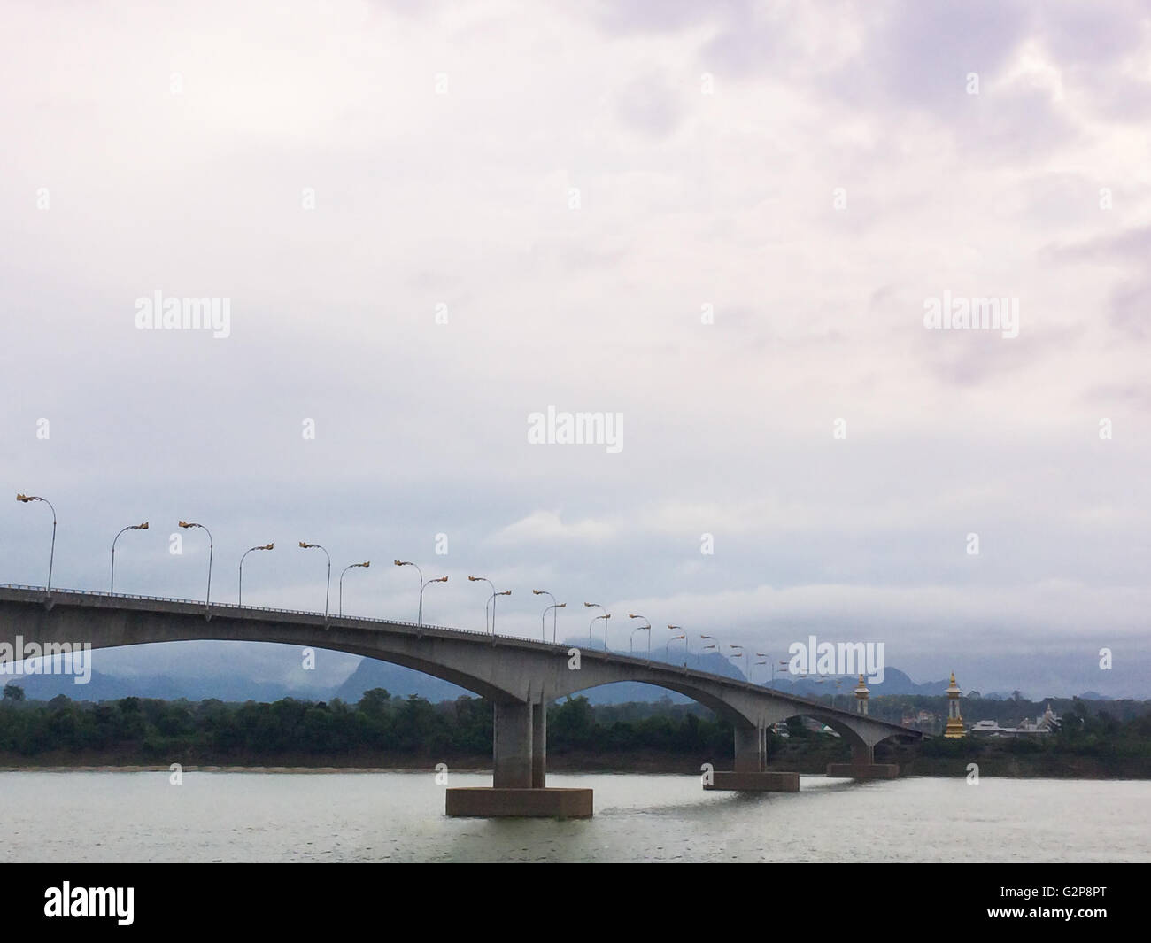 Thai-Lao Friendship Bridge attraversate il fiume Mekong a Nakhon Phnom provincia, Thailandia Foto Stock