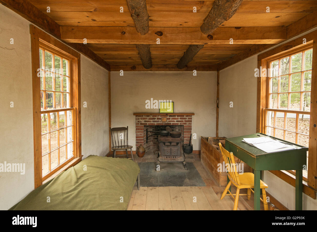 Vista interna di una moderna ricostruzione di Thoreau's cabin Walden Pond, Concord, Massachusetts, STATI UNITI D'AMERICA Foto Stock