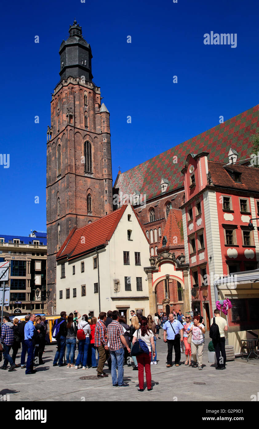 Visita guidata della città in piazza del mercato Rynek, Elisabeth Chiesa, Wroclaw, Slesia, Polonia, Europa Foto Stock