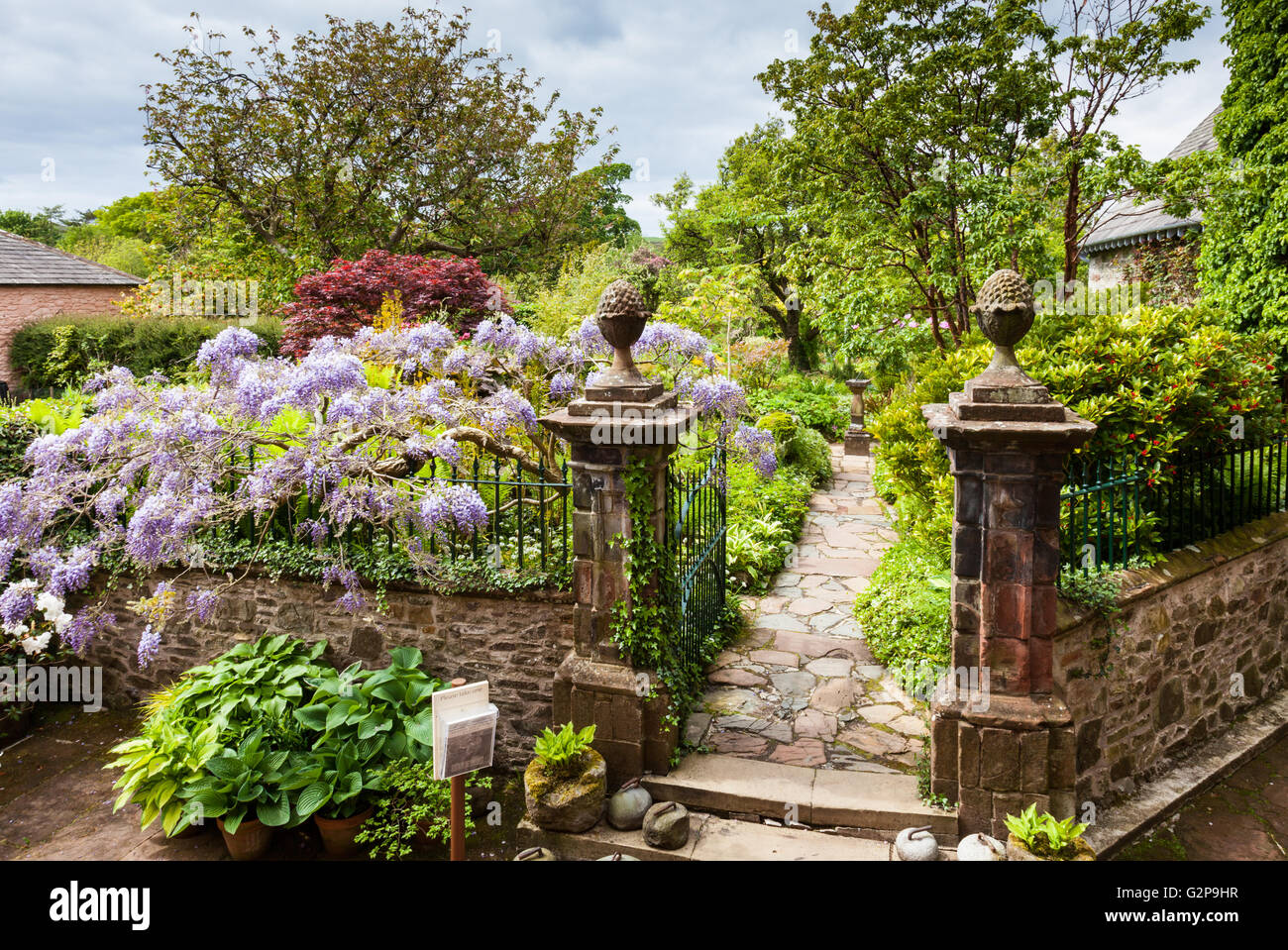 Il giardino posteriore di Broughton Casa e giardino, Kirkcudbright, Dumfries & Galloway, Scozia Foto Stock