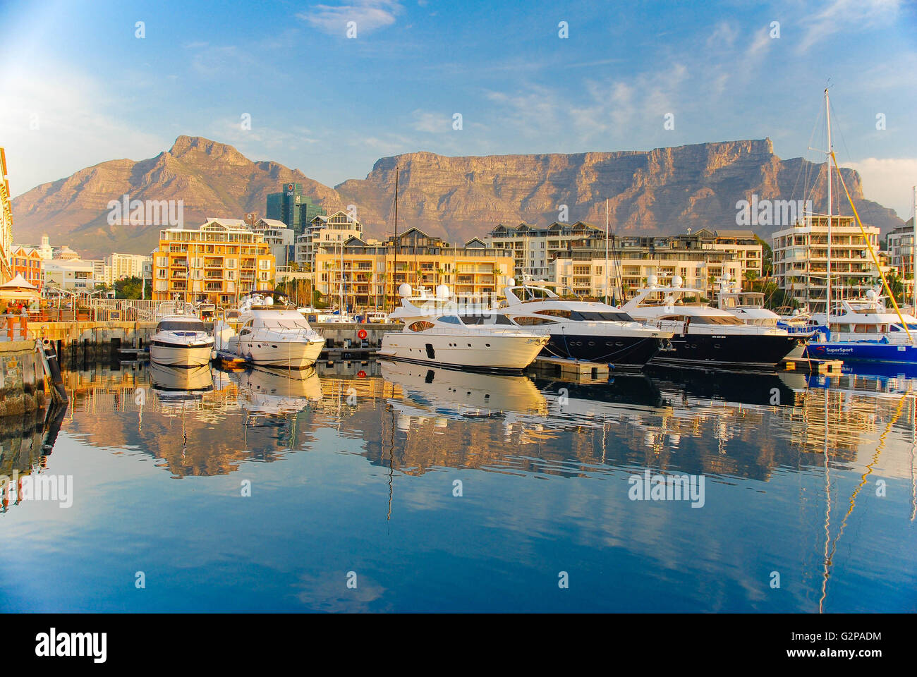 V&A Waterfront a Città del Capo con lo sfondo della Table Mountain, Sudafrica Foto Stock