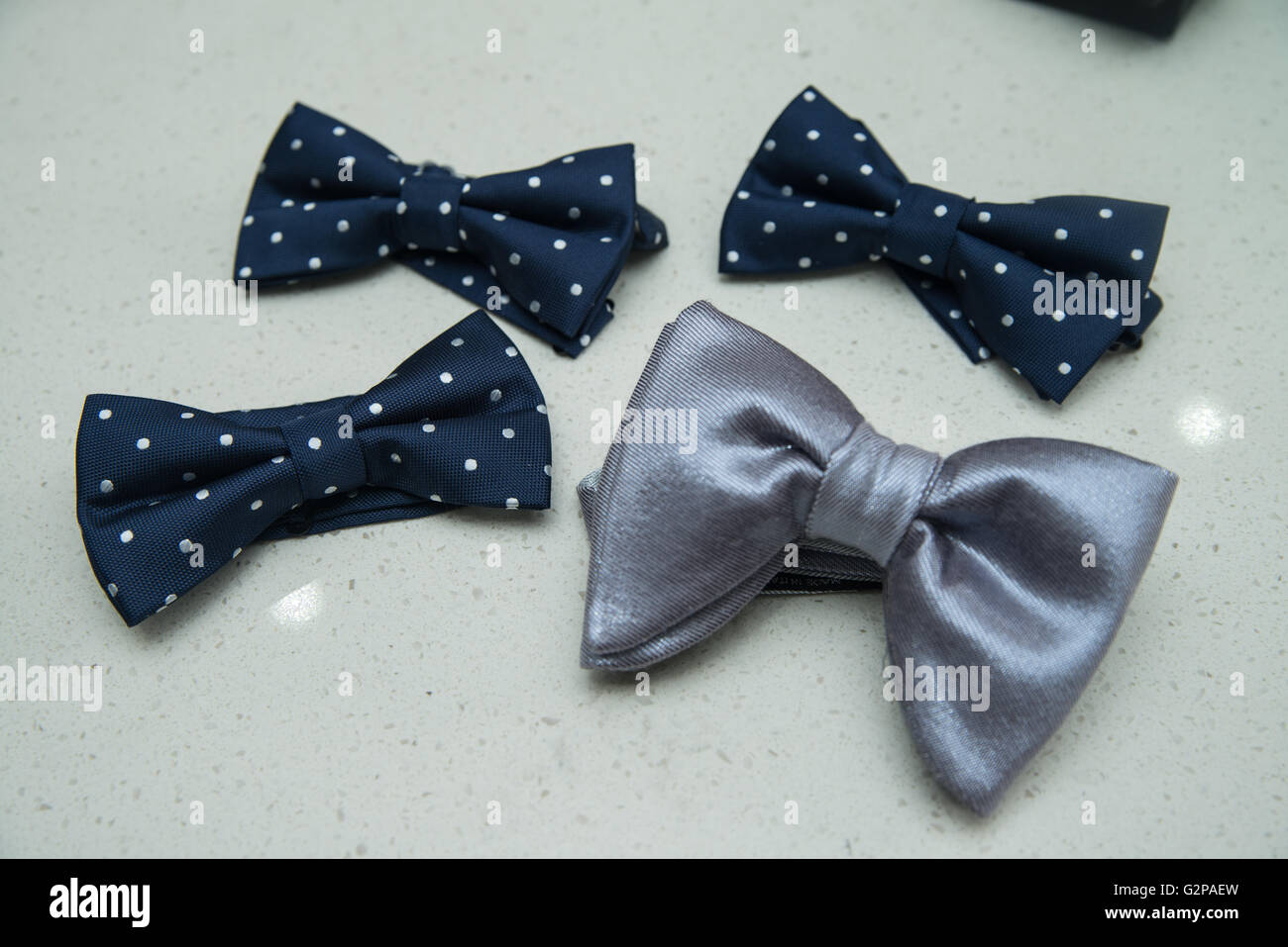 Blu e bianco polka dot legami con grande cravatta color argento Foto Stock