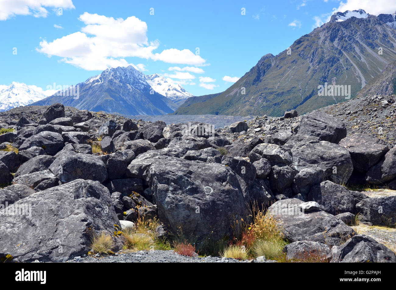Rocce e ghiaione alla base di una coperta di neve Rocky Mountain Range in Aoraki (Mount Cook) Parco Nazionale, Nuova Zelanda Foto Stock