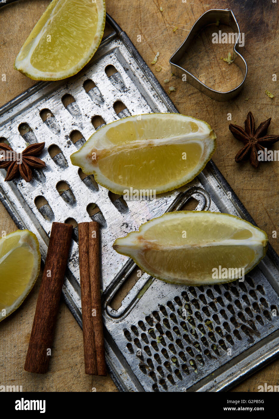 Limone fresco con metallo grattugia sulla scheda blu Foto Stock