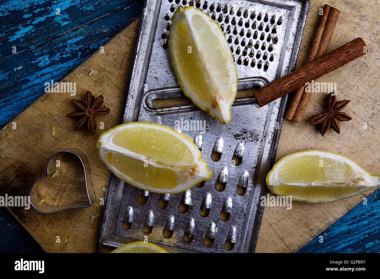 Una natura morta festosa di una torta di compleanno splendidamente decorata con glassa colorata e candele. Le decorazioni delle feste circostanti creano un'atmosfera gioiosa e piacevole Foto Stock