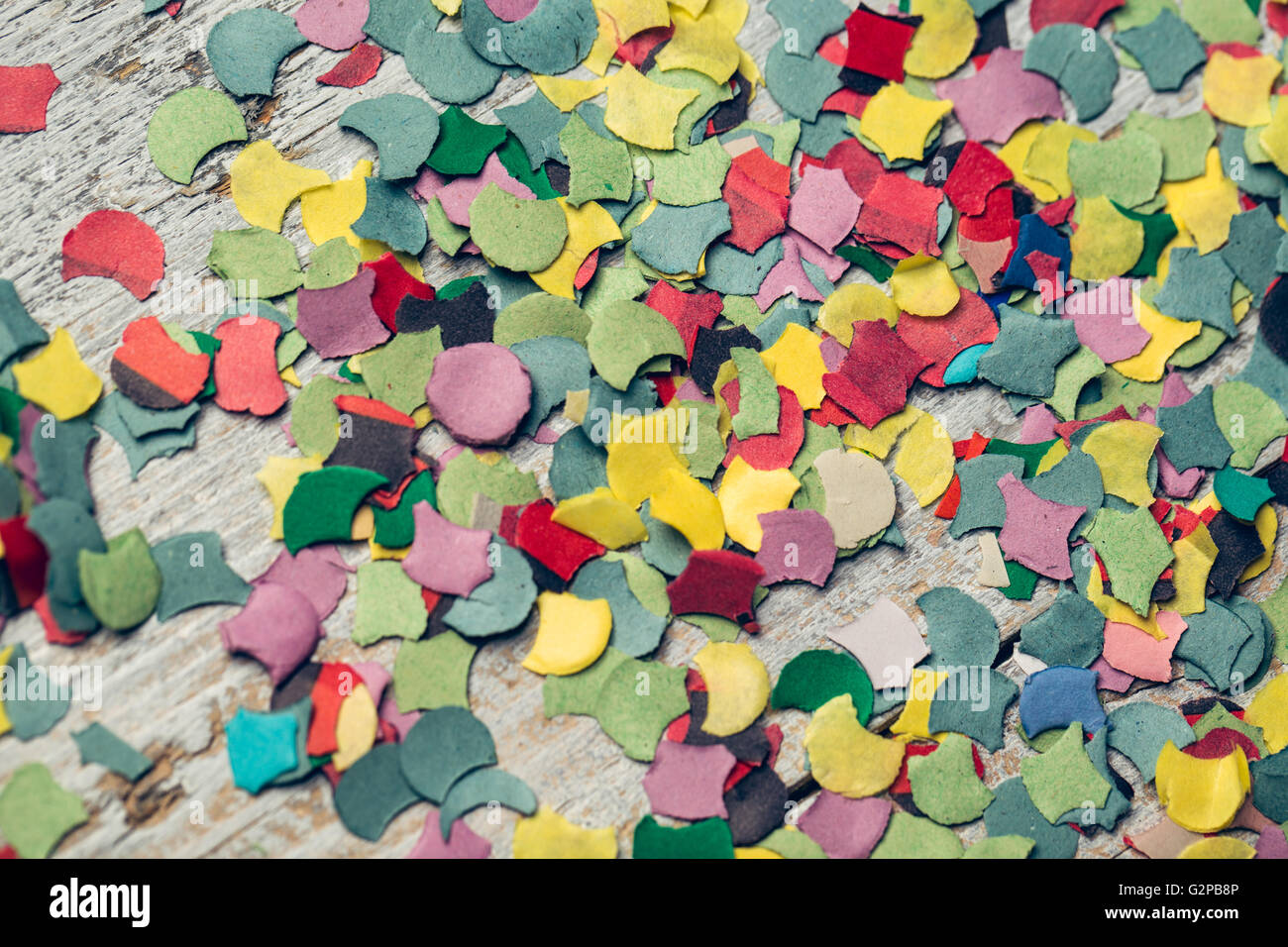Brillante carta multicolore Confetti sul tavolo in varie forme Foto Stock
