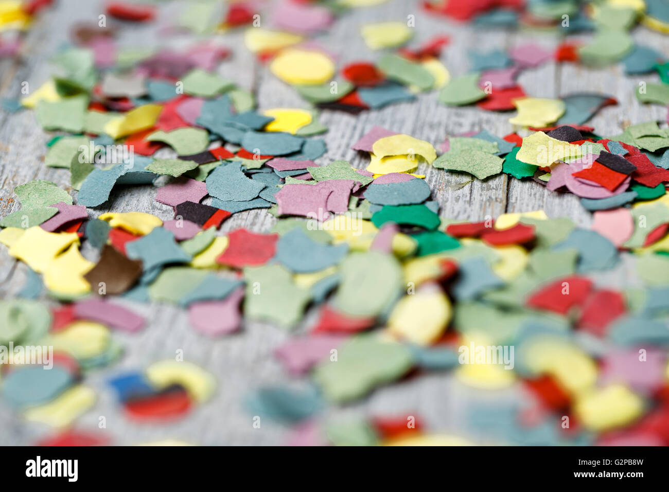 Brillante carta multicolore Confetti sul tavolo in varie forme Foto Stock