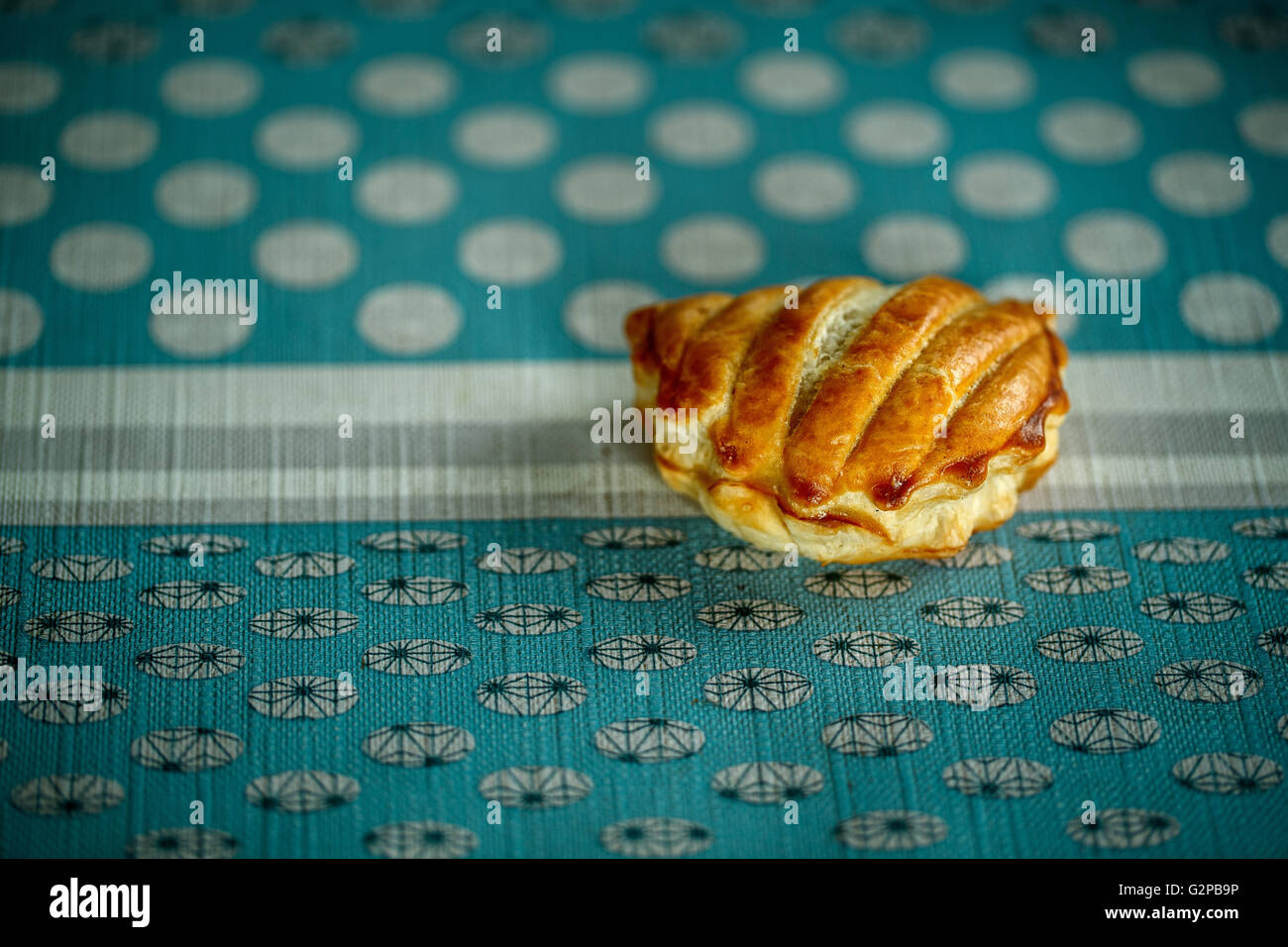 Dolce pasticceria francese riempito con pezzi di Apple Foto Stock