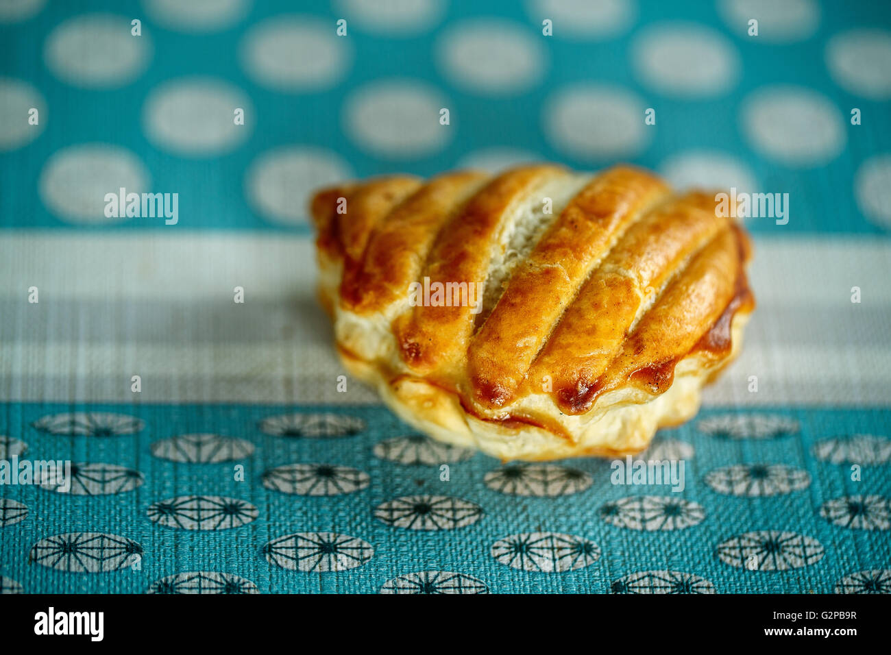 Dolce pasticceria francese riempito con pezzi di Apple Foto Stock