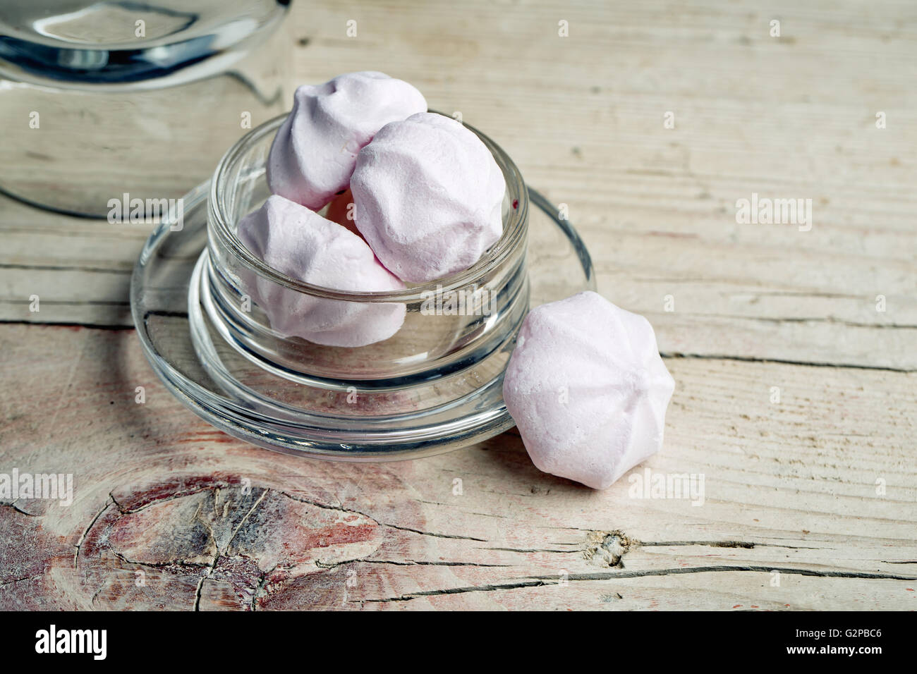 Meringa dolce in tenui colori pastello in recipiente di vetro Foto Stock