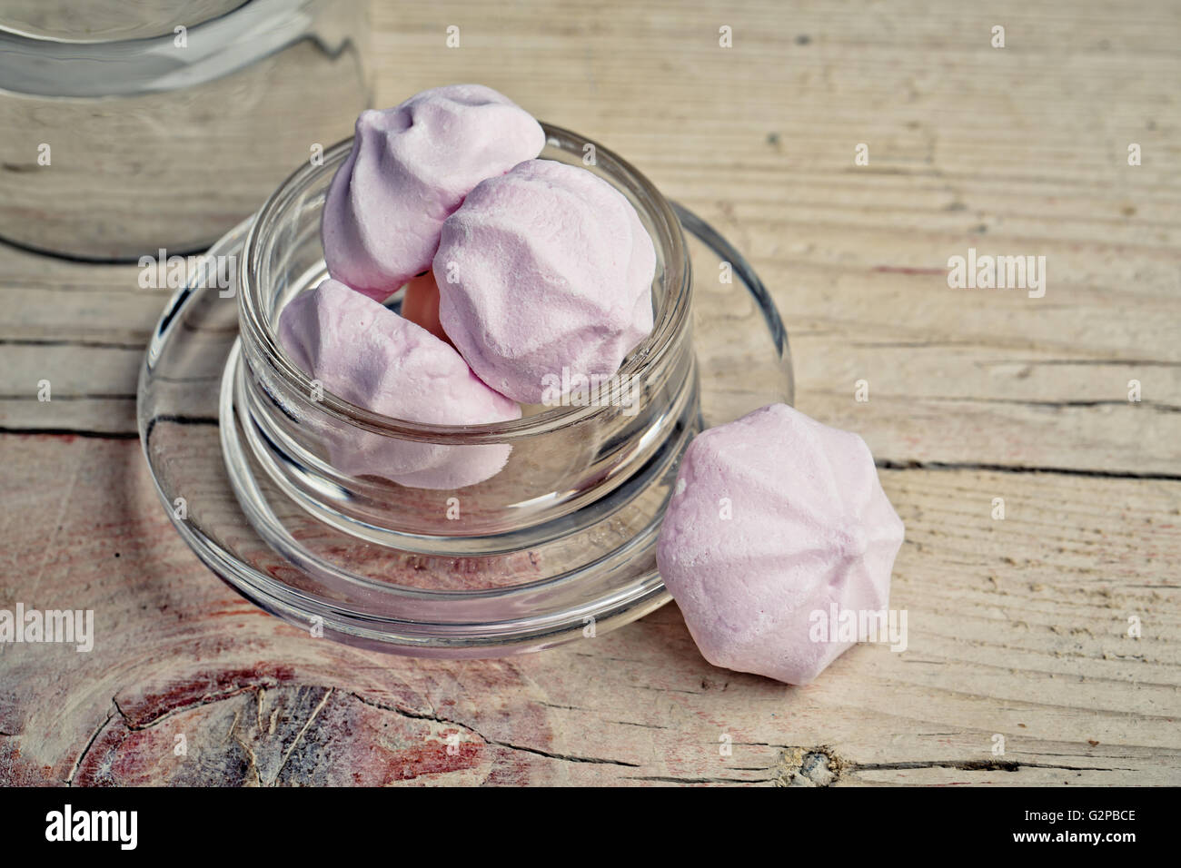 Meringa dolce in tenui colori pastello in recipiente di vetro Foto Stock