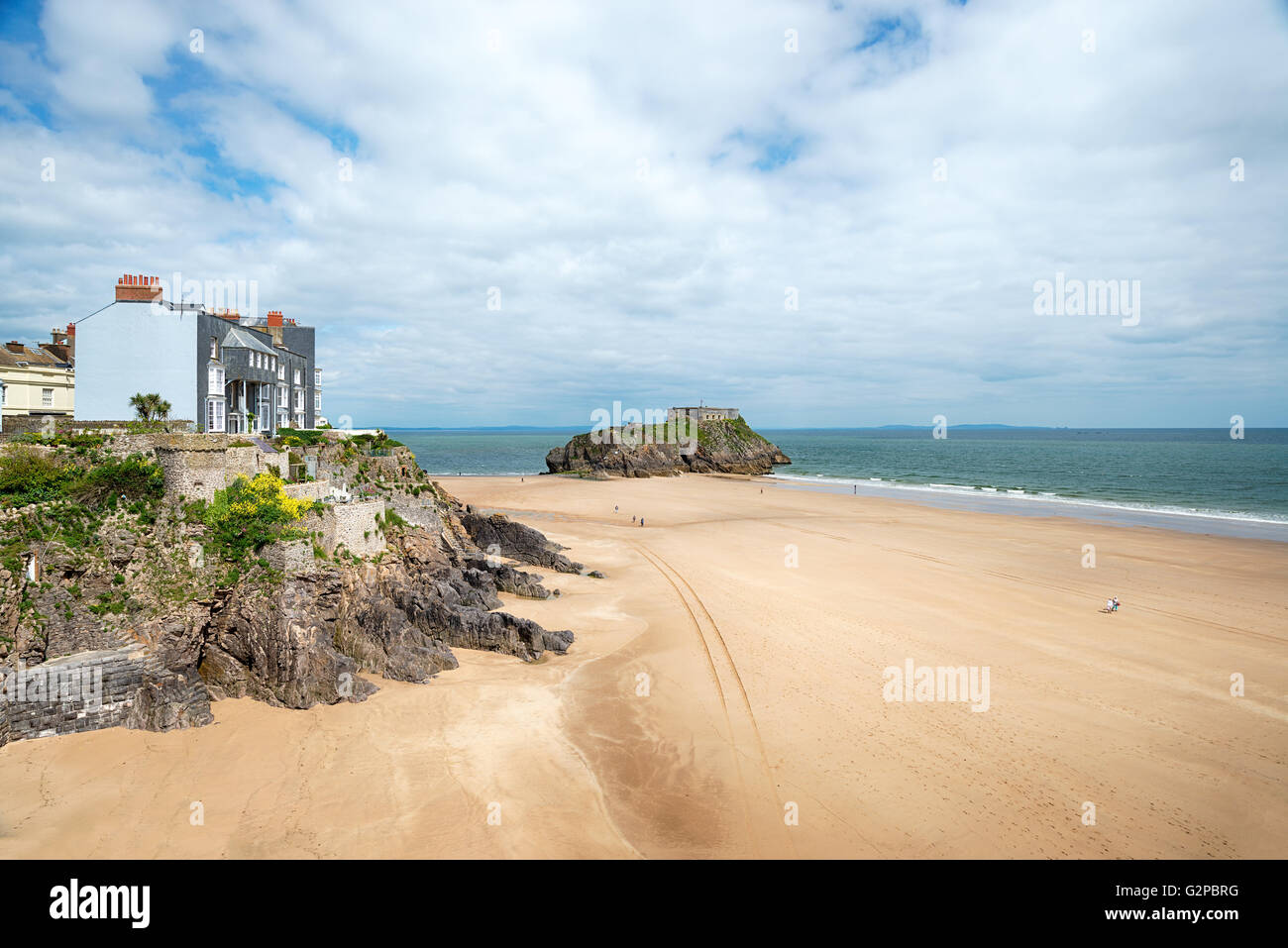 Il lungomare di Tenby con St Catherine's Island e Fort, Il Pembrokeshire Coast in Galles Foto Stock