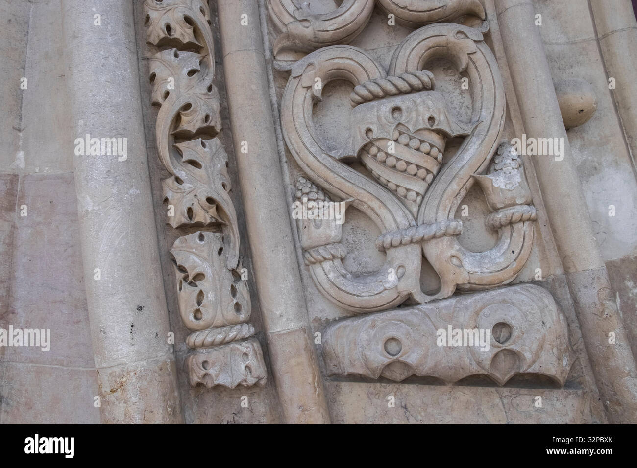 Close up dettaglio dei lavori ornamentali in pietra al di fuori Lisbona stazione ferroviaria, Lisbona, Portogallo. Foto Stock