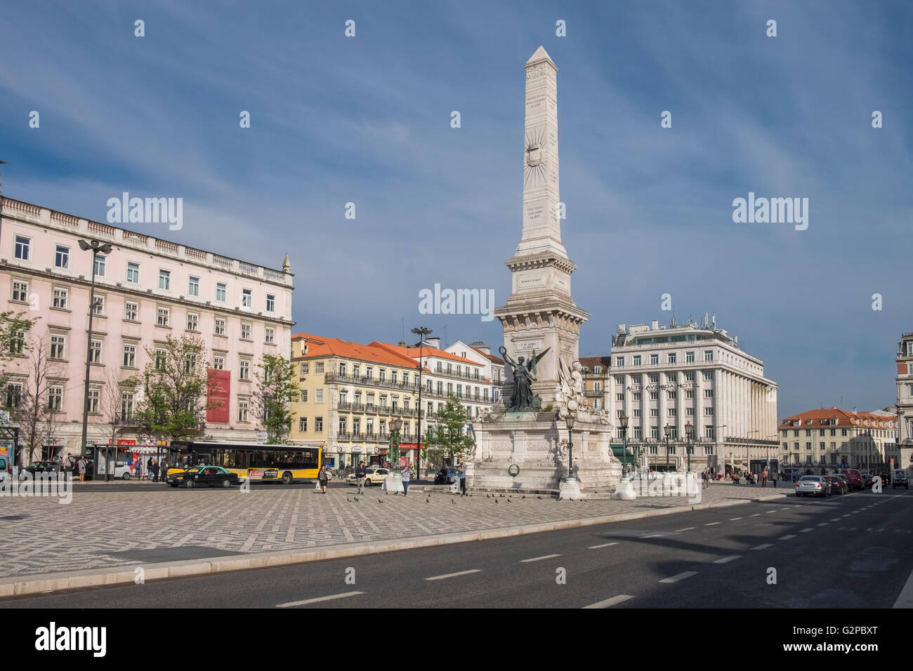Piazza Restauradores e restauratori monumento (riacquistato l'indipendenza dalla Spagna), Avenida da Liberdade, Lisbona, Portogallo Foto Stock