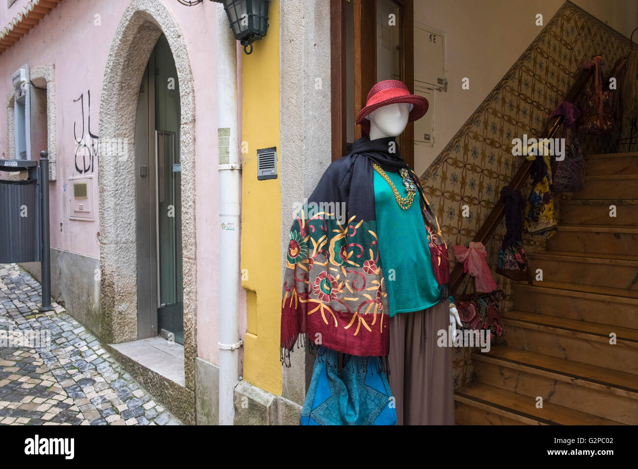 Manichino al di fuori del negozio di abbigliamento ingresso, Sintra, Lisbona, Portogallo Foto Stock