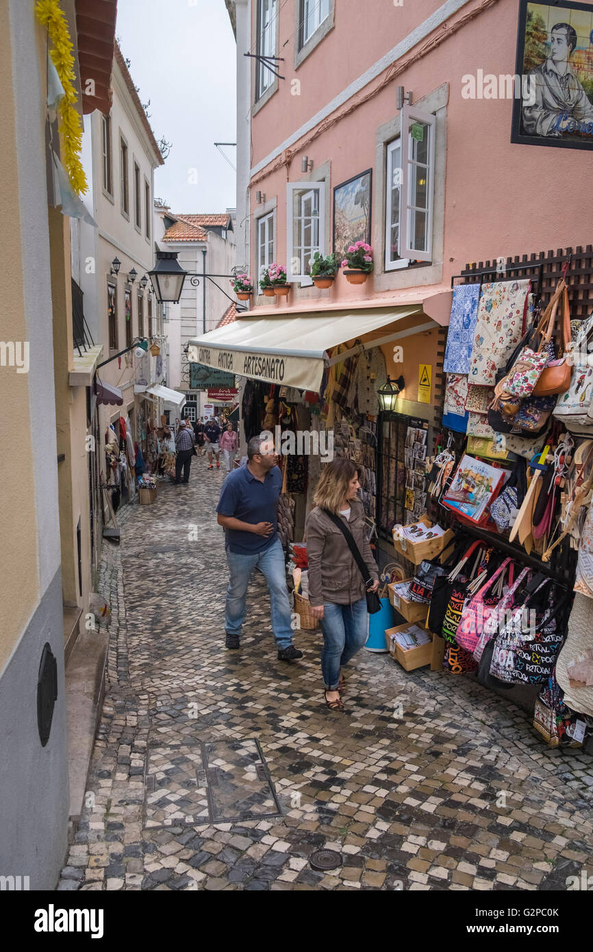 I turisti in piccola strada laterale con negozi di souvenir, Sintra, Lisbona, Portogallo Foto Stock