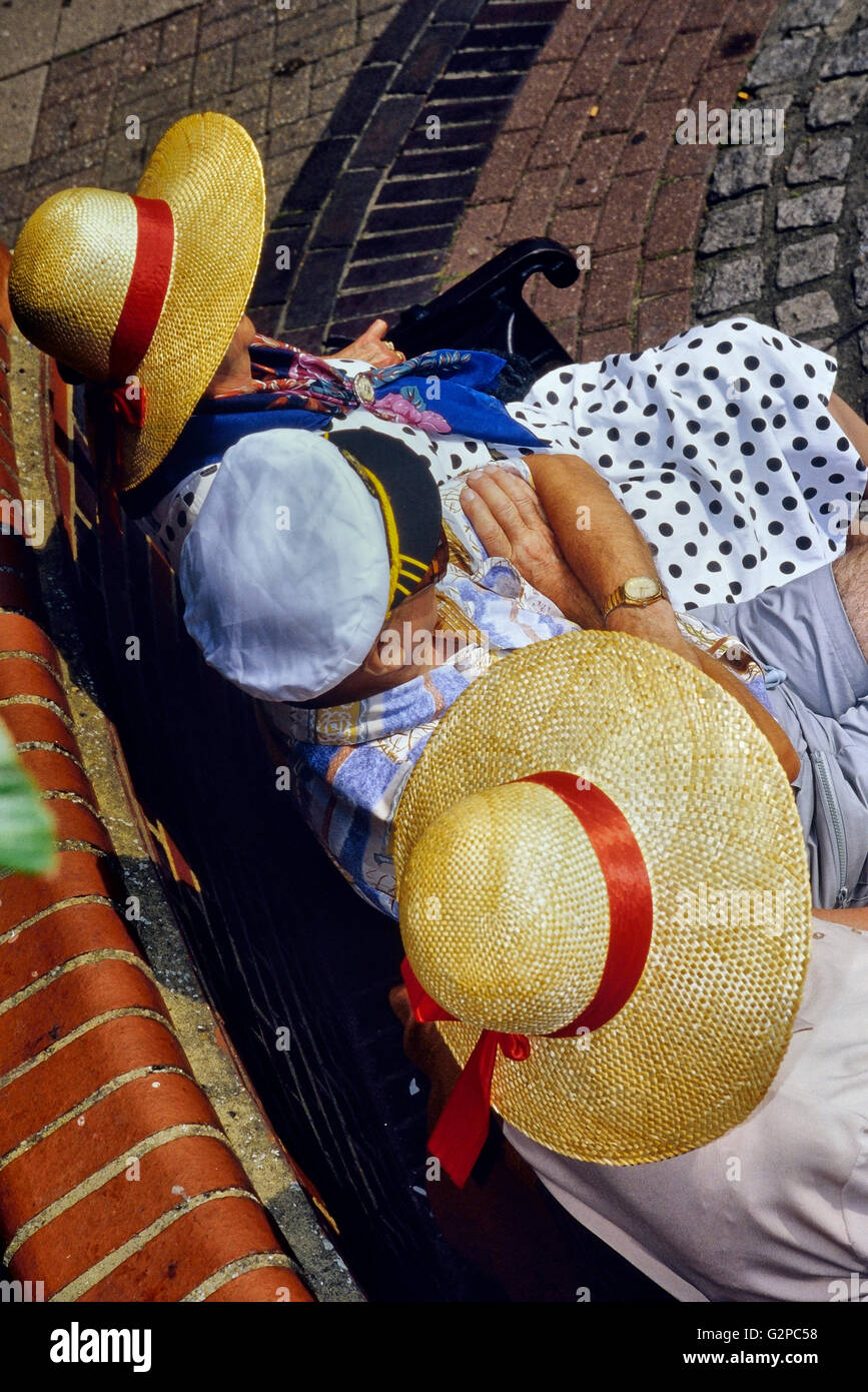 Una coppia gruppo di persone che indossano cappello da sole.in Inghilterra. Regno Unito. Europa Foto Stock
