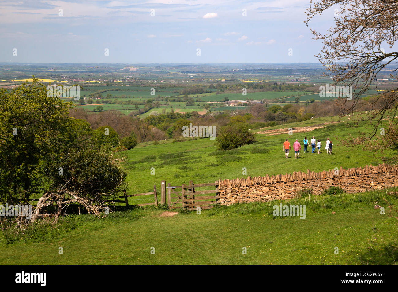Famiglia camminando sul Dover's Hill, Chipping Campden, Cotswolds, Gloucestershire, England, Regno Unito, Europa Foto Stock