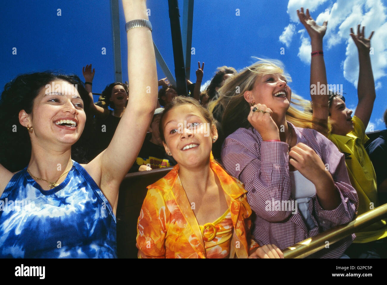 Le ragazze adolescenti in un giro di Adventure Island. Southend-on-Sea. Essex. In Inghilterra. Regno Unito. Foto Stock