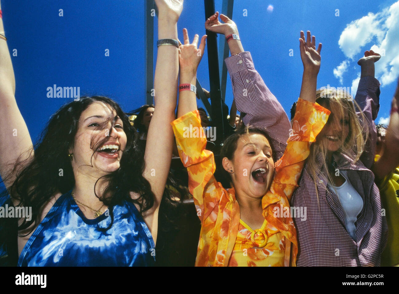 Ragazze adolescenti che gridano con le braccia sollevate su un giro a Adventure Island. Southend-on-Sea. Essex. Inghilterra. REGNO UNITO. Foto Stock