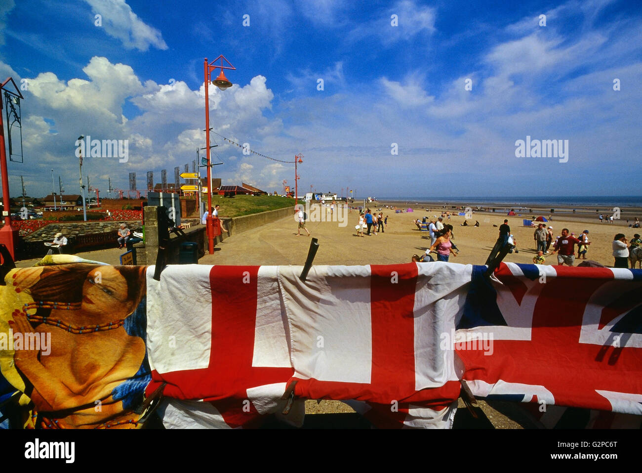 Asciugamani da spiaggia in vendita lungo la promenade Mablethorpe. Lincolnshire, Inghilterra. Regno Unito. Europa Foto Stock
