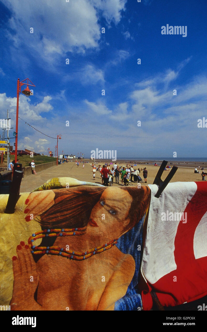 Asciugamani da spiaggia in vendita lungo la promenade Mablethorpe. Lincolnshire, Inghilterra. Regno Unito. Europa Foto Stock