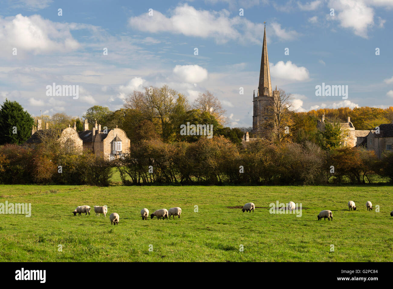 Burford chiesa e pecore al pascolo, burford, Cotswolds, Oxfordshire, England, Regno Unito, Europa Foto Stock