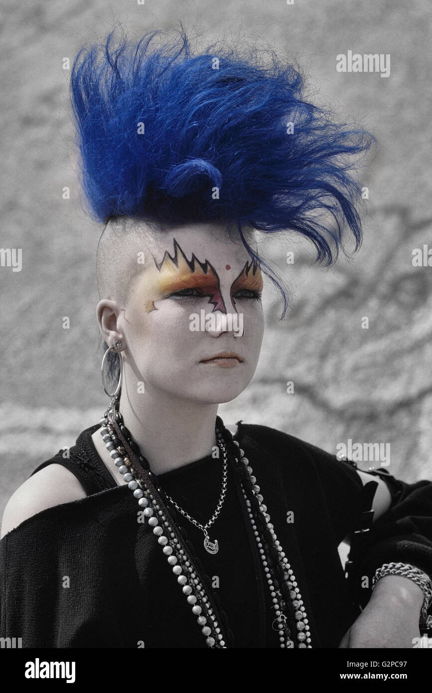 Femmina di punk rocker con blue mohicano capelli. Londra. Regno Unito. L'Europa, circa ottanta Foto Stock