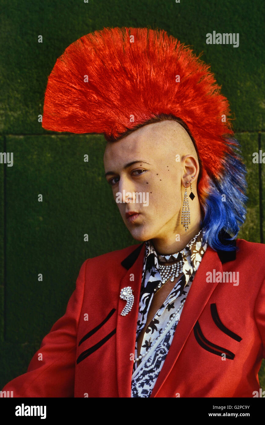 Punk rocker Matt Belgrano, 'The gentleman punk'. Indossando una giacca rossa Teddy Boy Drapper. Londra, Inghilterra, Regno Unito, circa anni '80 Foto Stock