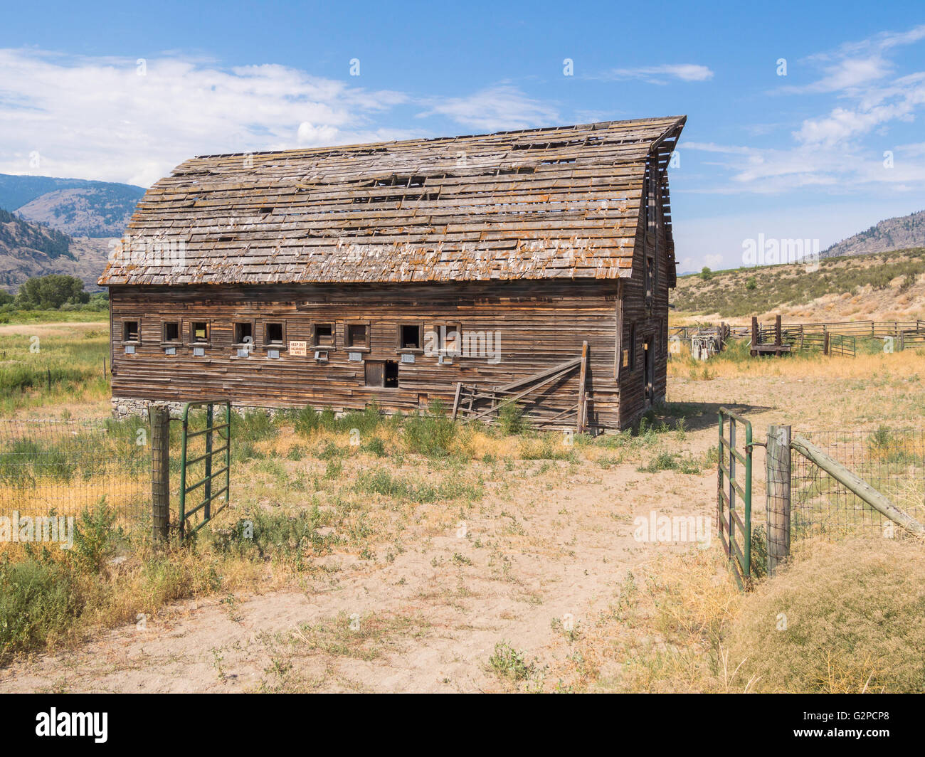 Rimane abbandonati di un fienile presso la storica Haynes Ranch vicino a Osoyoos, BC, Canada Foto Stock