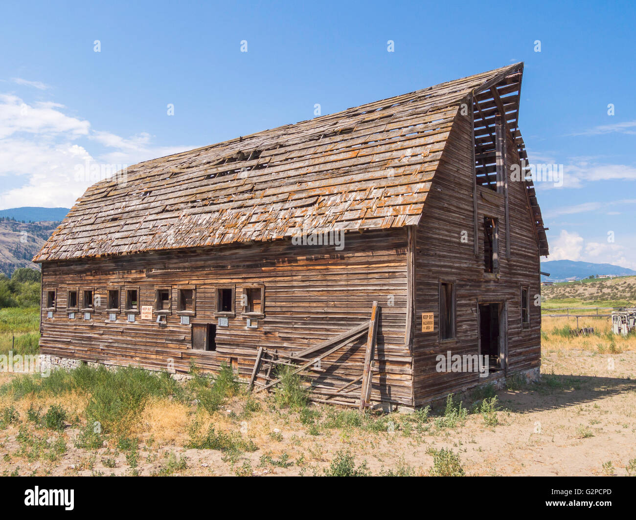 Rimane abbandonati di un fienile presso la storica Haynes Ranch vicino a Osoyoos, BC, Canada Foto Stock