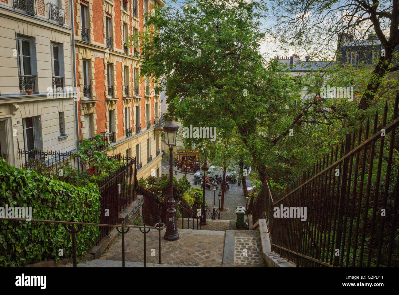 Paris Montmartre District - Vista dalla cima delle scale per la strada di sotto Foto Stock